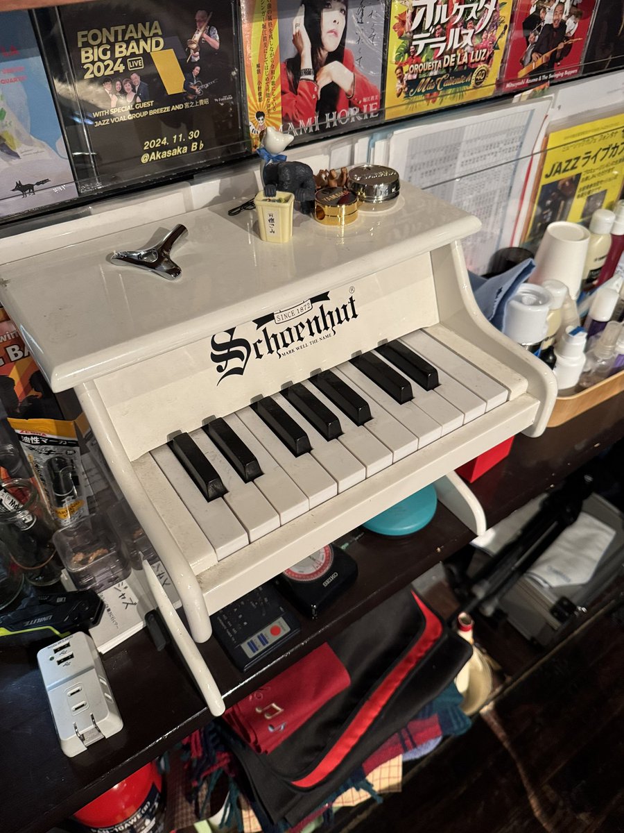 武蔵境のジャズライブハウスに初めて出演です❗️
今スペインに留学中のフラメンコダンサーの中原潤くんママVo.『Betty』さんと
デュオライブです🎹🎤
このお店になんと私と同じシェーンハットのトイピアノのアプライト型の方があった🩷