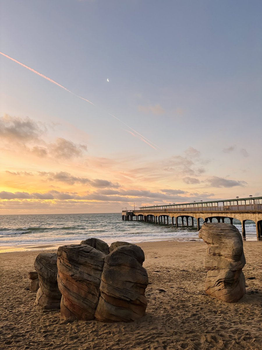 OurScapes's tweet image. Boscombe seafront holds its quiet magic at dawn. 

#standingstonesunday #boscombe
 #dawn