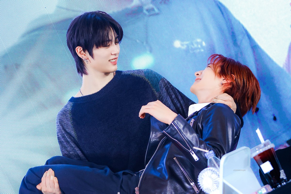 waternf_'s tweet image. 이것 봐
얘네 안는 폼 그대로잖아 ㅋ ㅋ