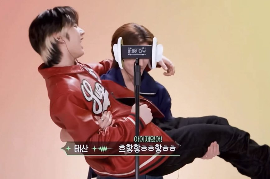 waternf_'s tweet image. 이것 봐
얘네 안는 폼 그대로잖아 ㅋ ㅋ