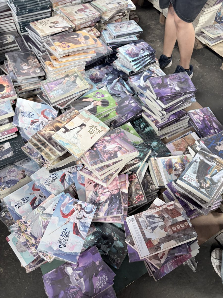 Jiejie_jy's tweet image. เหมือนแผงขายเสื้อผ้ามือสอง55556(55566665