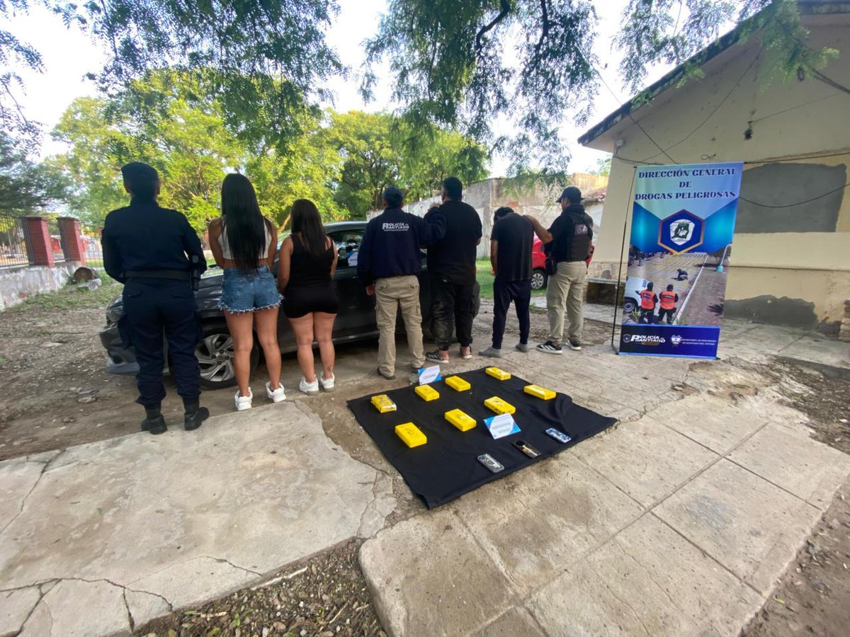 El Brete, Dpto. Río Hondo: En un control policial sobre la RP 211, la #Policia secuestró más de 8 kg de cocaína tras una persecución. 

Cuatro personas fueron detenidas (2 hombres y 2 mujeres). La droga, valuada en $119 millones, era trasladada en un Fiat Argo.
#Seguridad