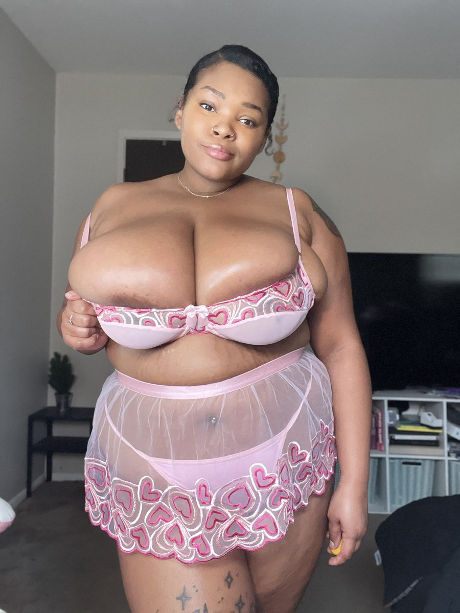 bustyebonydeej's tweet photo. A sweet heart and natural K cups https://t.co/TsuXFpZmuA