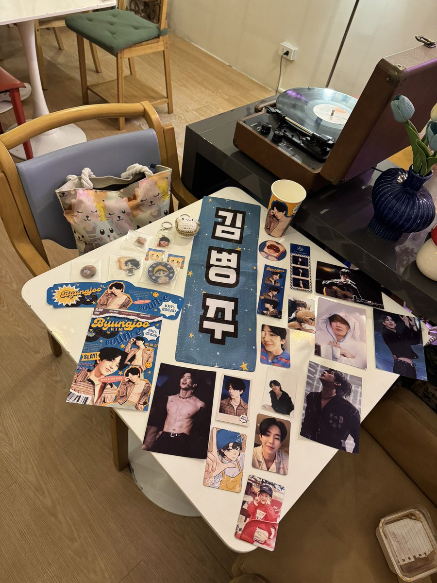 Bloomchic29's tweet photo. Here already at @bbangcafePH’s event for uri 🍞’s bday celebration~ 🤗

Happy to finally meet filo bbangdungies!

#Byungjoo_108Bread https://t.co/9apnkVe76t