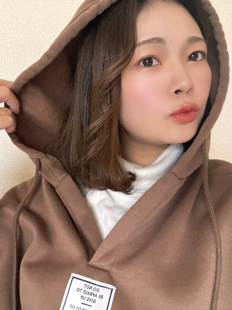 久々にちゃんとメイクして家出るかーって玄関開けたら吹雪いてて部屋戻ってきた❄️
出かけるのやめます