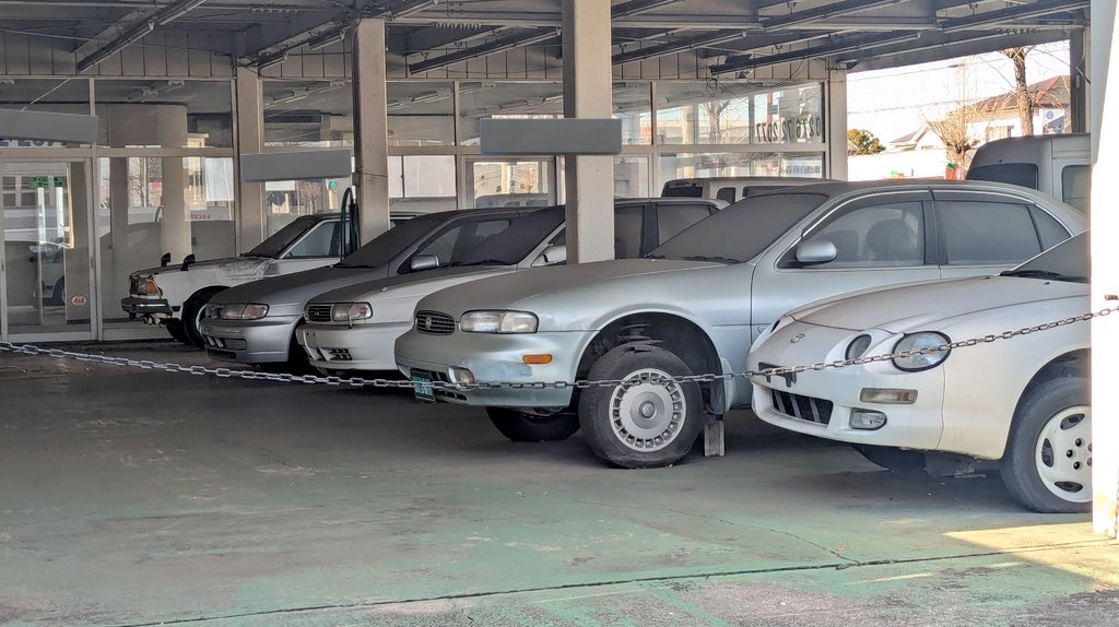 redbullwo2l's tweet image. ここ数年以内に閉業したようだが、置いてある車のラインナップのせいで何倍も時間が経過してるように見える中古車販売店跡