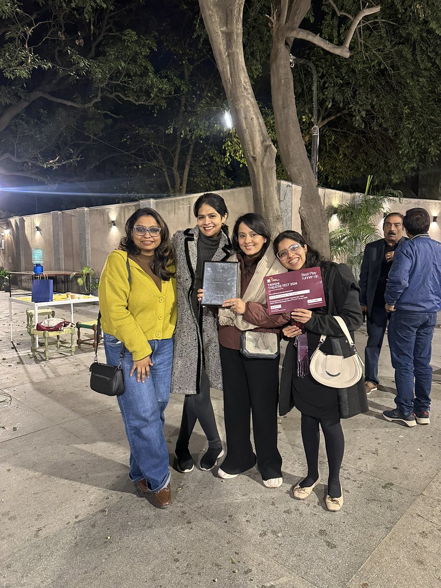 ‘त्रिवेणी थिएटर फेस्ट -2026’ में ‘राबिया’ को मिला ‘बेस्ट प्ले(रनर अप) अवार्ड’

यह कितना सुखद है महसूस करना कि जिस नाटक से दिल्ली में थिएटर में क़दम रखने का मौक़ा मिला, वह स्त्री-विमर्श के गहरे प्रश्नों को उभारता है। और उसका पहला शो हैबिटेट में और दूसरा त्रिवेणी में करने का अवसर