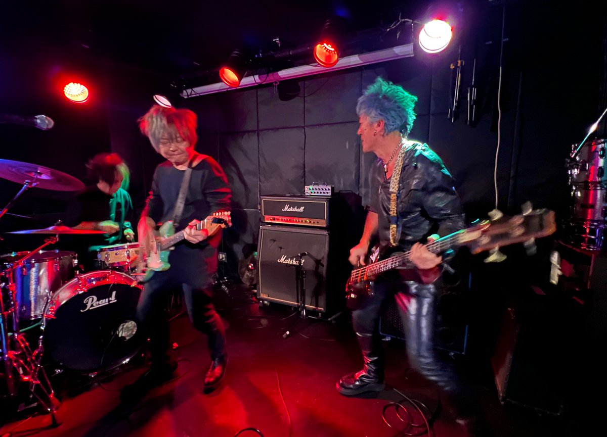 <a href="/zigokunokisetsu/">カミグチ</a> <a href="/ZINCODED/">ZIN</a> gharr

1 曲目のlove missile から飛ばす飛ばすw
TANさんにだけ2階席のお客さんがずっと見えてたらしくMCは主に2階席のお客さんを煽ってた
そしてCODEDのジン君のモノマネも…w

え？音は良いのよ言うまでも無く

bascodaのレロレロTAKEさんとシローさんも撮影部隊で来て
ちょっと新年の集い風味〜😆