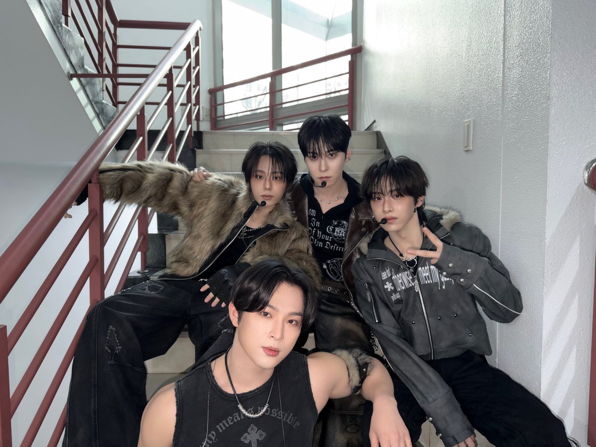 official_ONEUS's tweet image. [#원어스]

잠시 후 3시 15분, 
SBS '인기가요'

투문 어깨 5미터 ୧༼ ヘ ᗜ ヘ ༽୨
올려주는 원어스의 무대 🧨
인기가요 본방사수 놓치지 마세요 🧡

#ONEUS #原 #Grenade