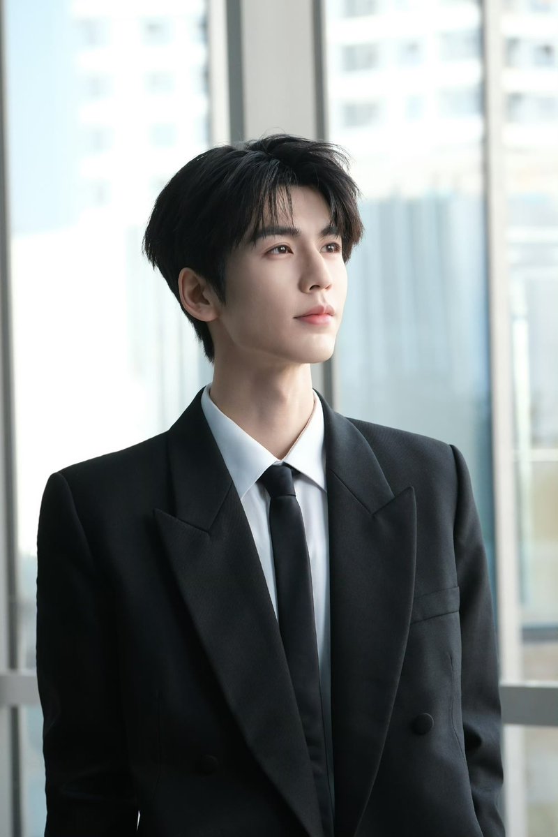 Linmghe's tweet image. After stepping off the plane, my eyes were immediately greeted by the bright light outside the airport. Somehow, as my steps slowed, my thoughts drifted back to that brief moment, when a girl stole a quiet glance in my direction, as if afraid the world might notice. The memory…