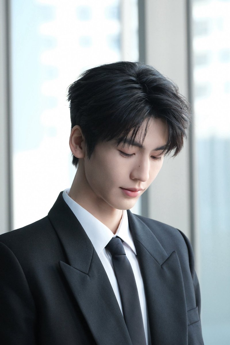 Linmghe's tweet image. After stepping off the plane, my eyes were immediately greeted by the bright light outside the airport. Somehow, as my steps slowed, my thoughts drifted back to that brief moment, when a girl stole a quiet glance in my direction, as if afraid the world might notice. The memory…