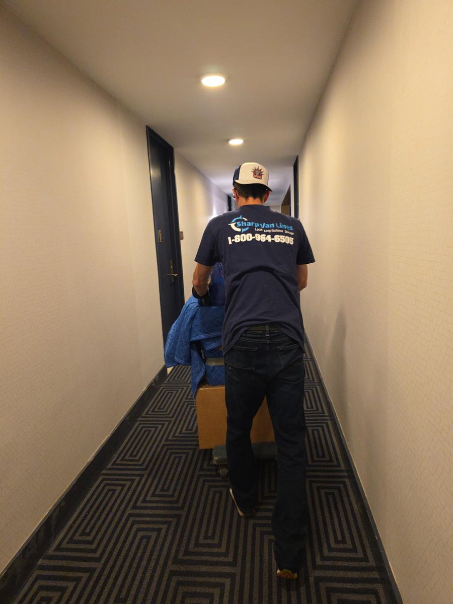 sharpvanlines's tweet image. Hallways, elevators, storage units, tight corners, heavy pieces — all part of the routine.
We don’t overthink it. We just wrap it, lift it, roll it, and move on.
Furniture stays protected. Floors stay clean.

#SharpVanLines #movingday #nycmovers #professionalmovers #localmoving