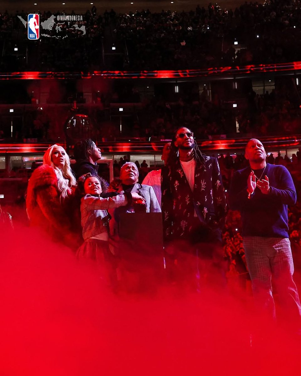 NBA_Indonesia's tweet image. Momen saat banner Derrick Rose resmi dipensiunkan 🌹
Selamanya nomor 1 milik Chicago. Legacy yang abadi di United Center 🏀✨

#NBAOffCourt #DerrickRose