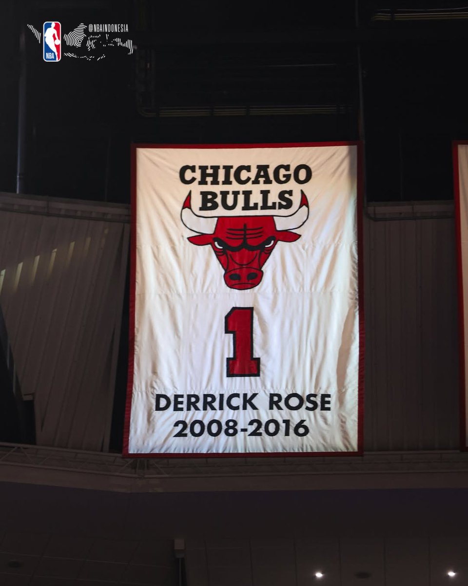 NBA_Indonesia's tweet image. Momen saat banner Derrick Rose resmi dipensiunkan 🌹
Selamanya nomor 1 milik Chicago. Legacy yang abadi di United Center 🏀✨

#NBAOffCourt #DerrickRose