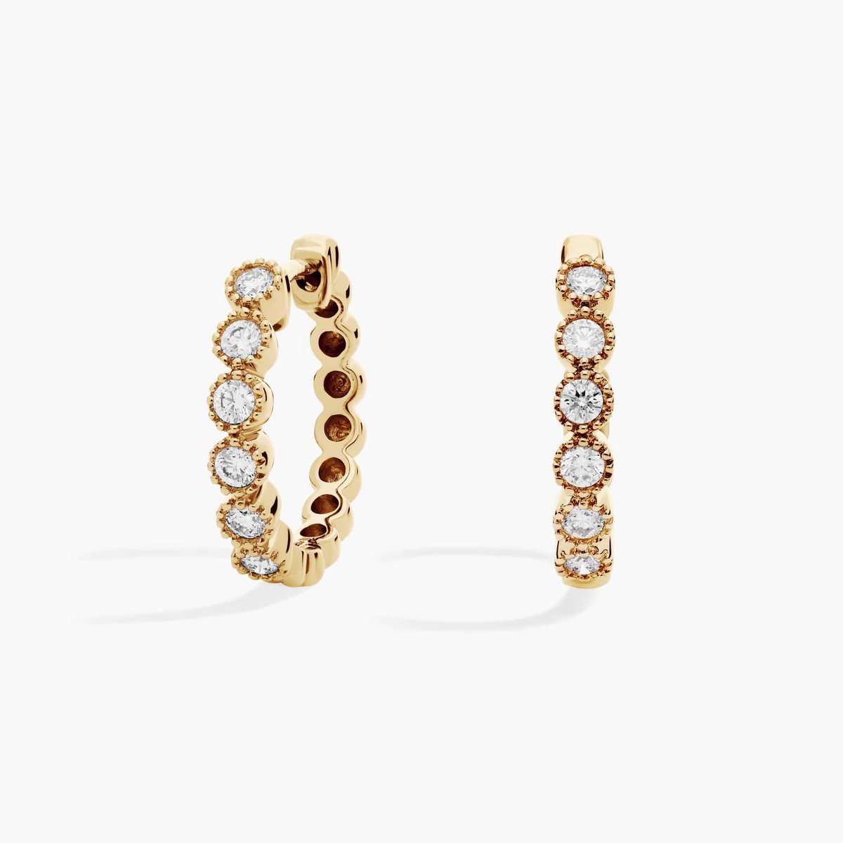 CaraveParis's tweet image. A refined take on everyday sparkle.
Bezel-set diamonds wrapped in polished yellow gold, made to shine from every angle.#CaraveParis
#DiamondHoops
#FineJewellery
#TimelessGold