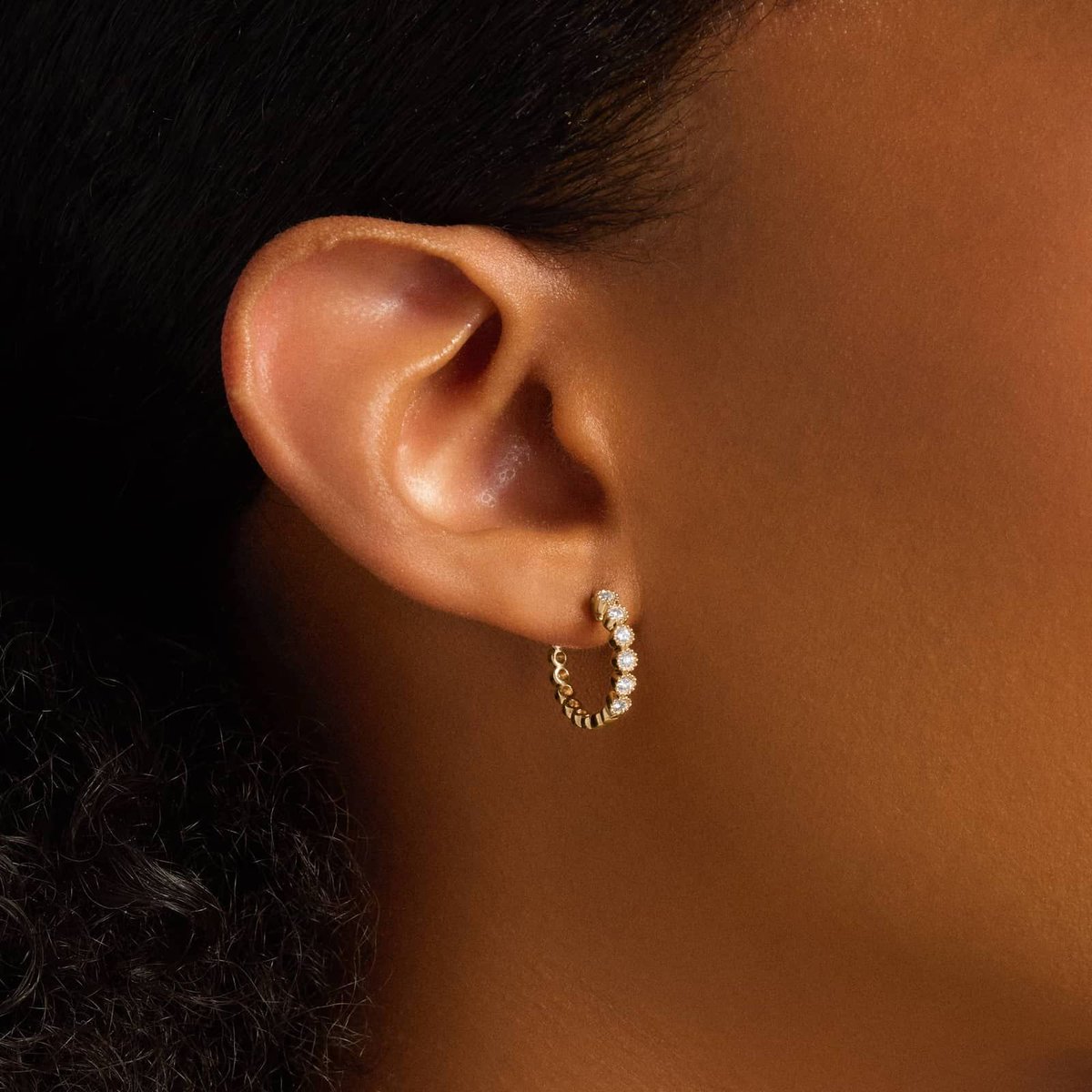 CaraveParis's tweet image. A refined take on everyday sparkle.
Bezel-set diamonds wrapped in polished yellow gold, made to shine from every angle.#CaraveParis
#DiamondHoops
#FineJewellery
#TimelessGold