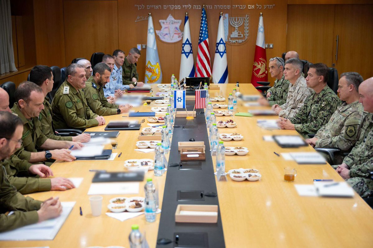 IDF's tweet image. 🇮🇱🤝🇺🇸The Commander of @CENTCOM, Admiral Brad Cooper, visited Israel as the official guest of the Chief of the General Staff, LTG Eyal Zamir.

This engagement serves as another expression of the relationship between the commanders and constitutes an additional step in enhancing…