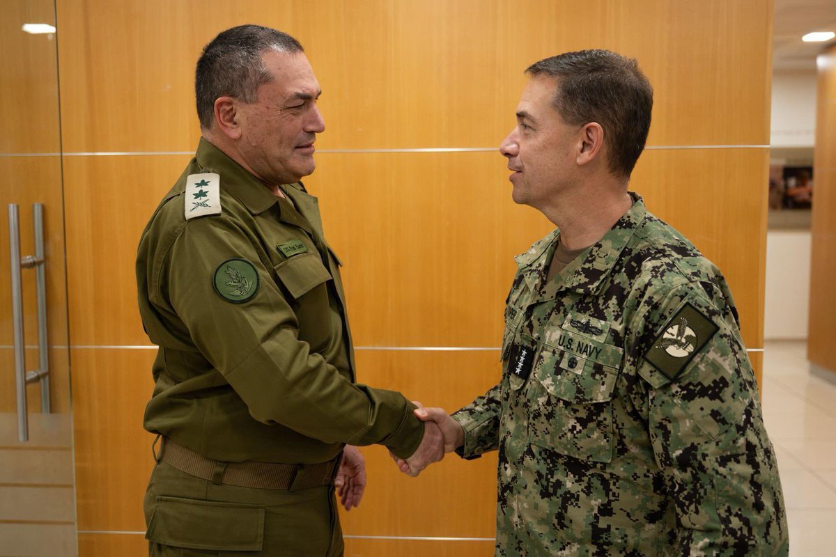 IDF's tweet image. 🇮🇱🤝🇺🇸The Commander of @CENTCOM, Admiral Brad Cooper, visited Israel as the official guest of the Chief of the General Staff, LTG Eyal Zamir.

This engagement serves as another expression of the relationship between the commanders and constitutes an additional step in enhancing…