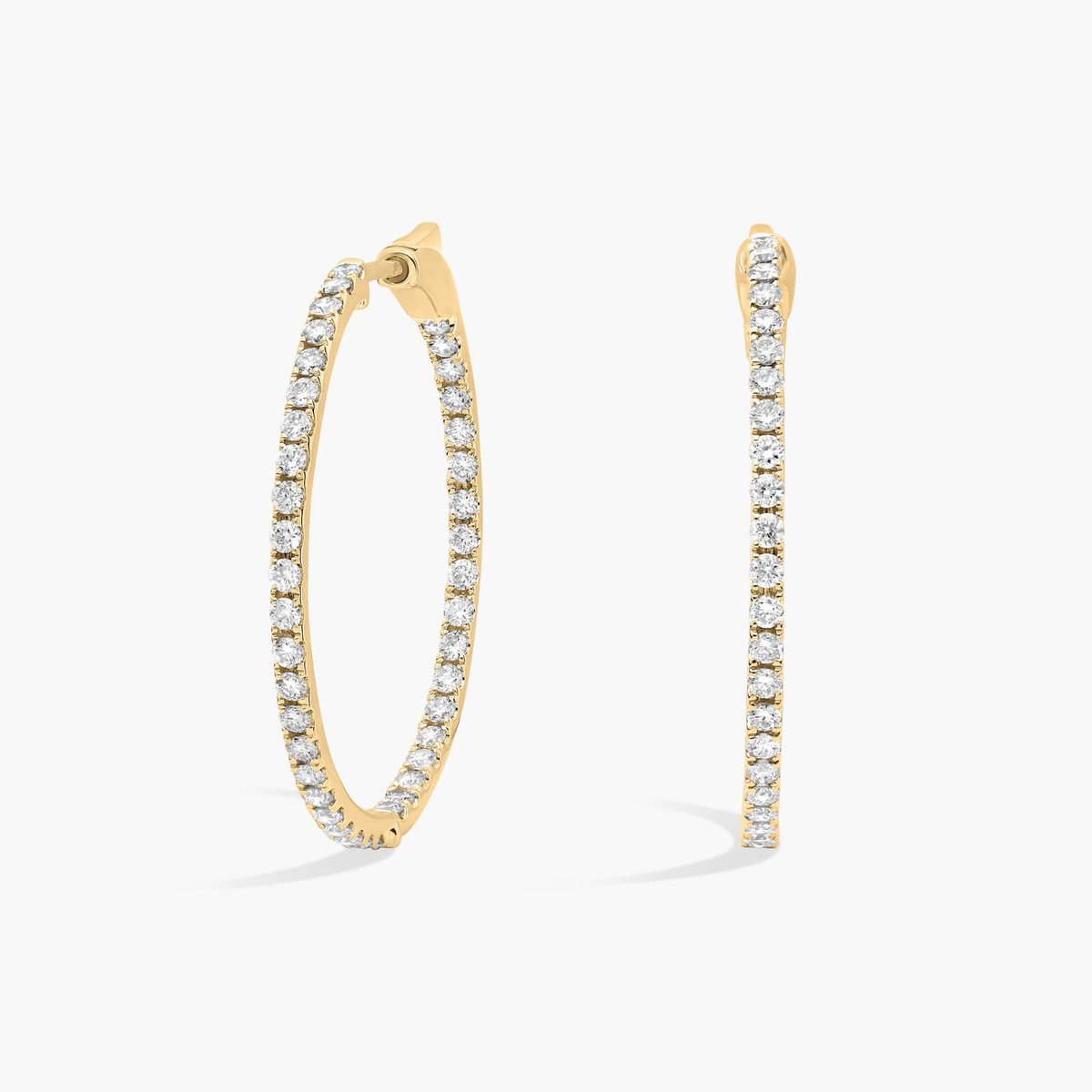 CaraveParis's tweet image. Clean lines, endless sparkle.
Slim yellow gold hoops set with round diamonds for a refined everyday look.#CaraveParis
#DiamondHoops
#FineJewellery
#EverydayLuxury