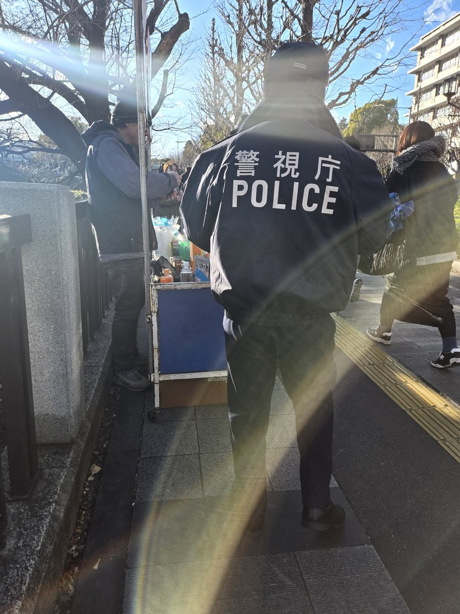 九段下駅前のUO販売屋台、警察に事情聴取されてて草
