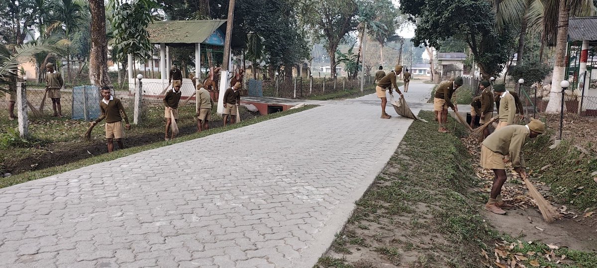 27thapbn's tweet photo. Observed Shramdaan Ravibaar at 27th A.P. Bn campus promoting cleanliness, unity and responsibility.

@CMOfficeAssam @assampolice @DGPAssamPolice @bandakalucky https://t.co/Gdjich8pzv