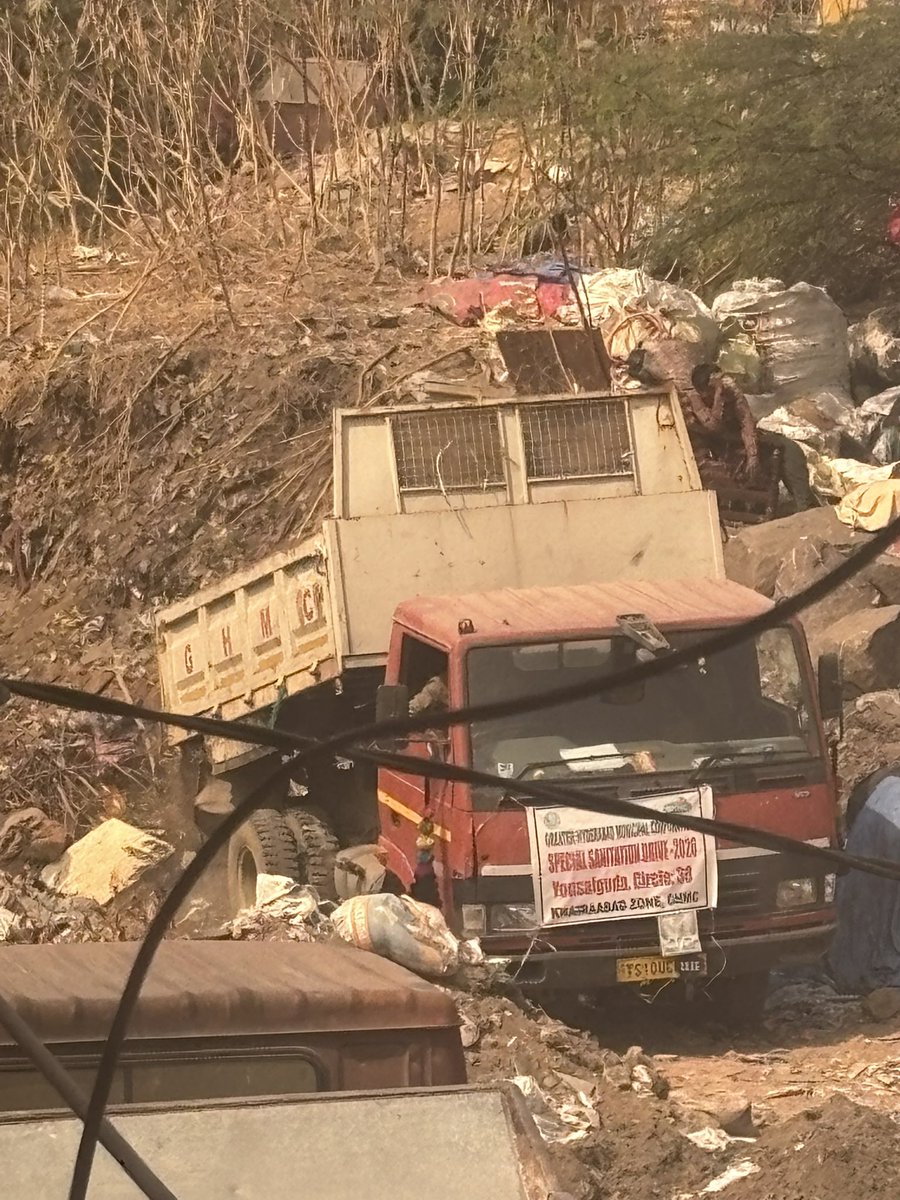 sharadhinagar's tweet photo. @ZC_SLP today morning at 11:30 where this SWM came up and dumping waste in the open land which already filled with trash. Please take an action on this.

@revanth_anumula 

Saradhinagar open land opp vijetha theatre road https://t.co/B7rYeKj3Mq