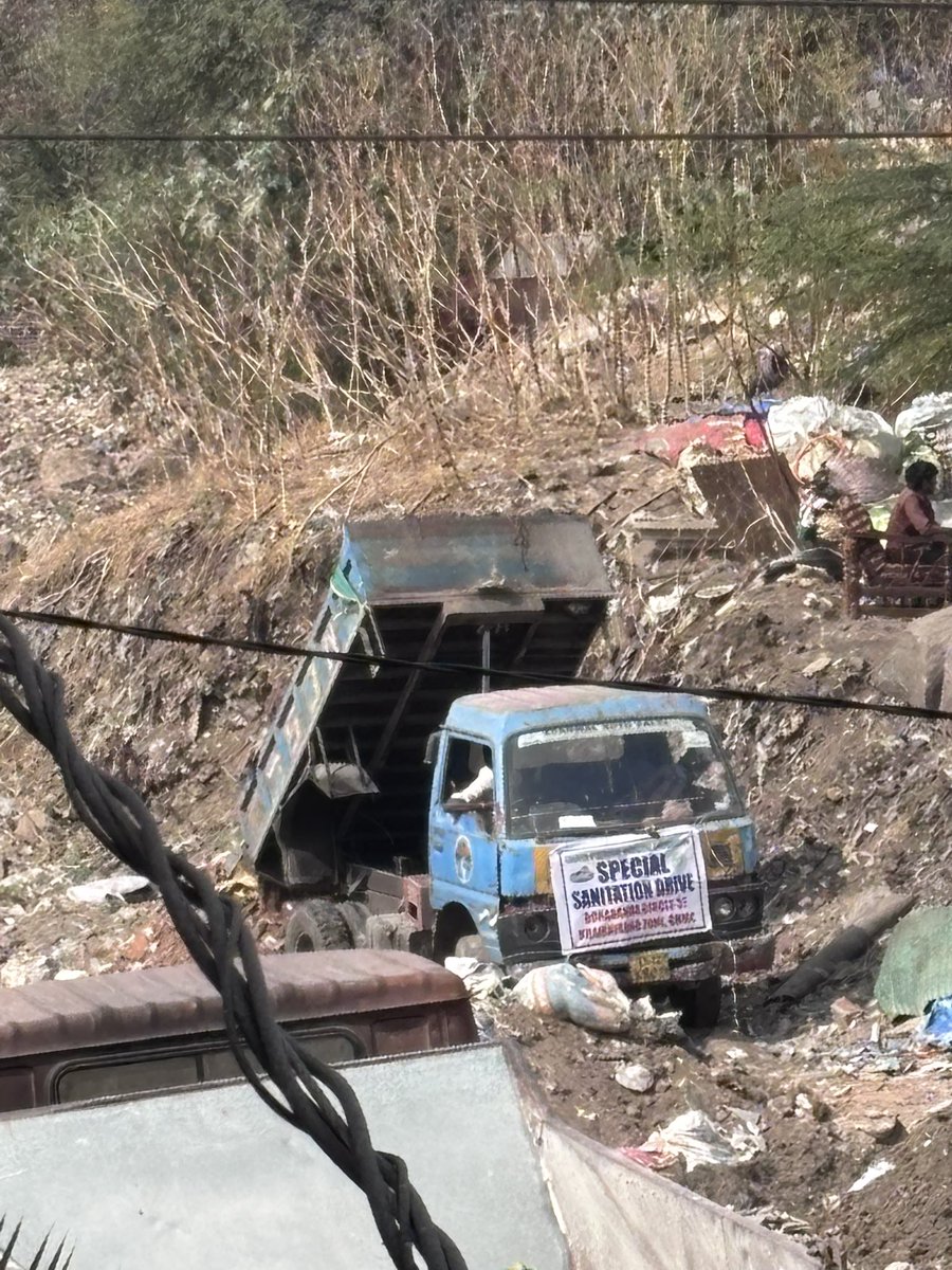 sharadhinagar's tweet photo. @ZC_SLP today morning at 11:30 where this SWM came up and dumping waste in the open land which already filled with trash. Please take an action on this.

@revanth_anumula 

Saradhinagar open land opp vijetha theatre road https://t.co/B7rYeKj3Mq