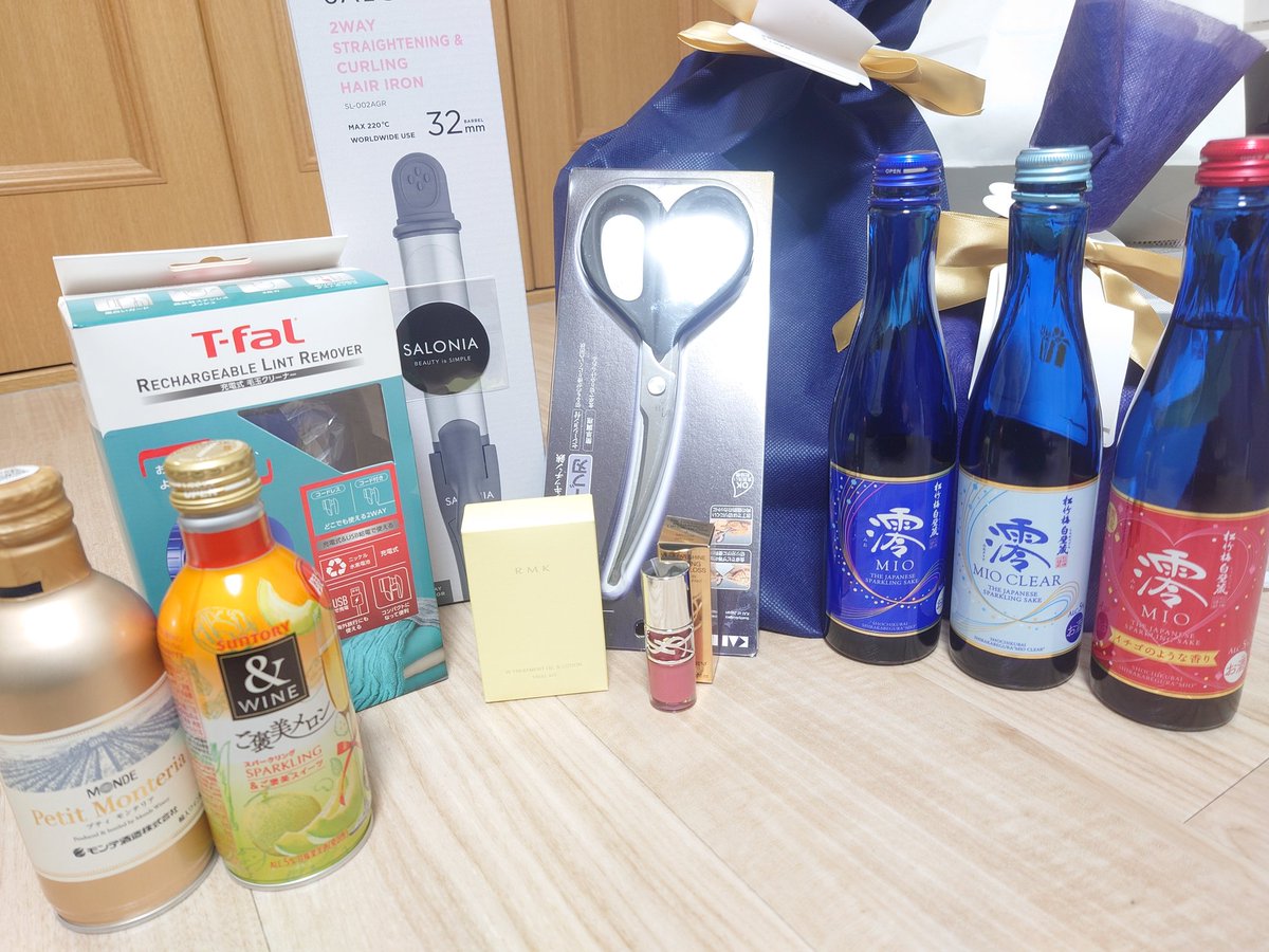プレゼントもらった😆
欲しかった物ばかりでめっちゃ嬉しい✨️
大切に使います！(飲みます🍶)