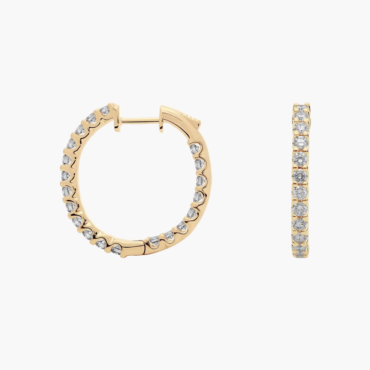 CaraveParis's tweet image. Timeless sparkle, perfect balance.
Round diamonds set in polished yellow gold hoops that feel elegant without trying too hard.#CaraveParis
#DiamondHoops
#FineJewellery
#EverydayElegance