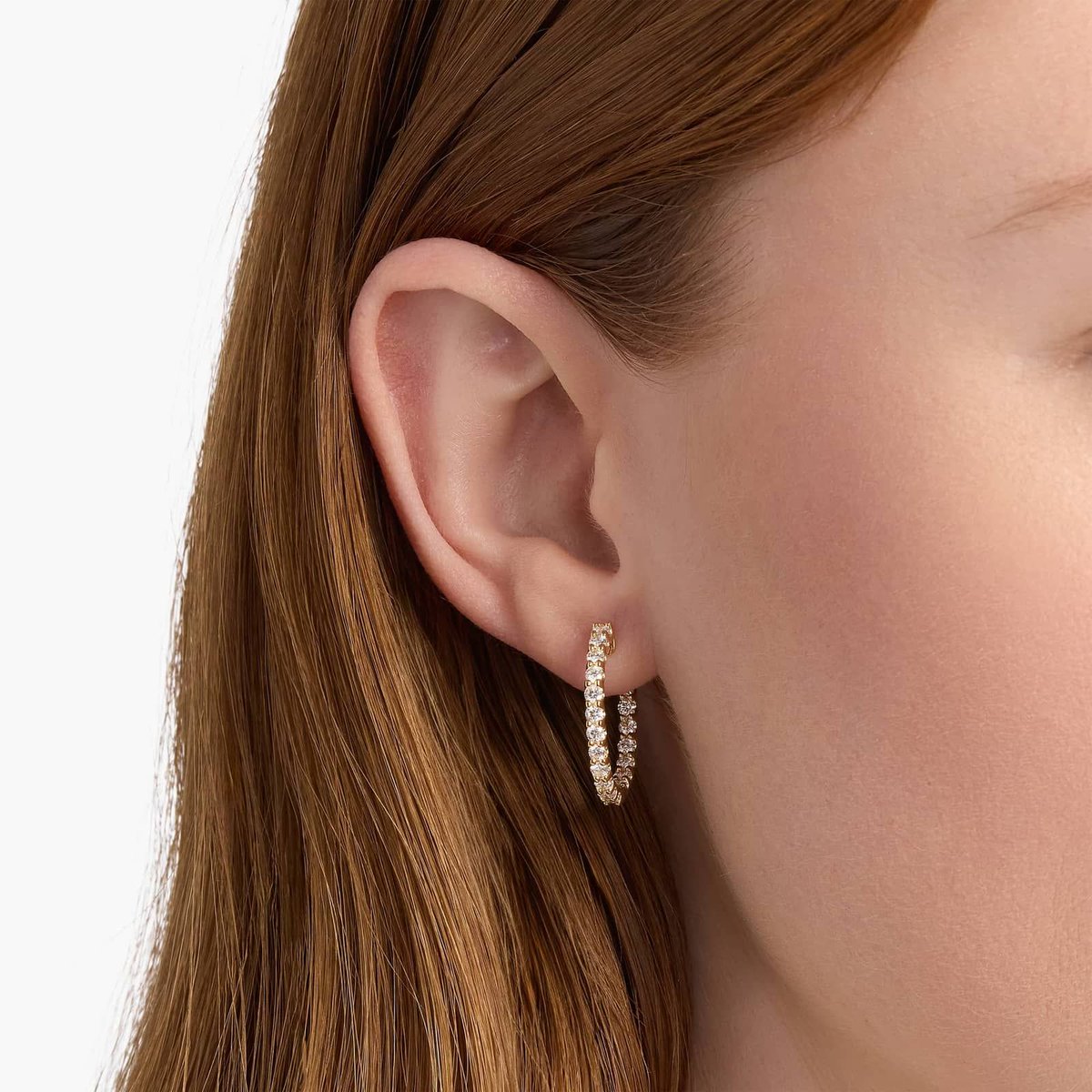 CaraveParis's tweet image. Timeless sparkle, perfect balance.
Round diamonds set in polished yellow gold hoops that feel elegant without trying too hard.#CaraveParis
#DiamondHoops
#FineJewellery
#EverydayElegance