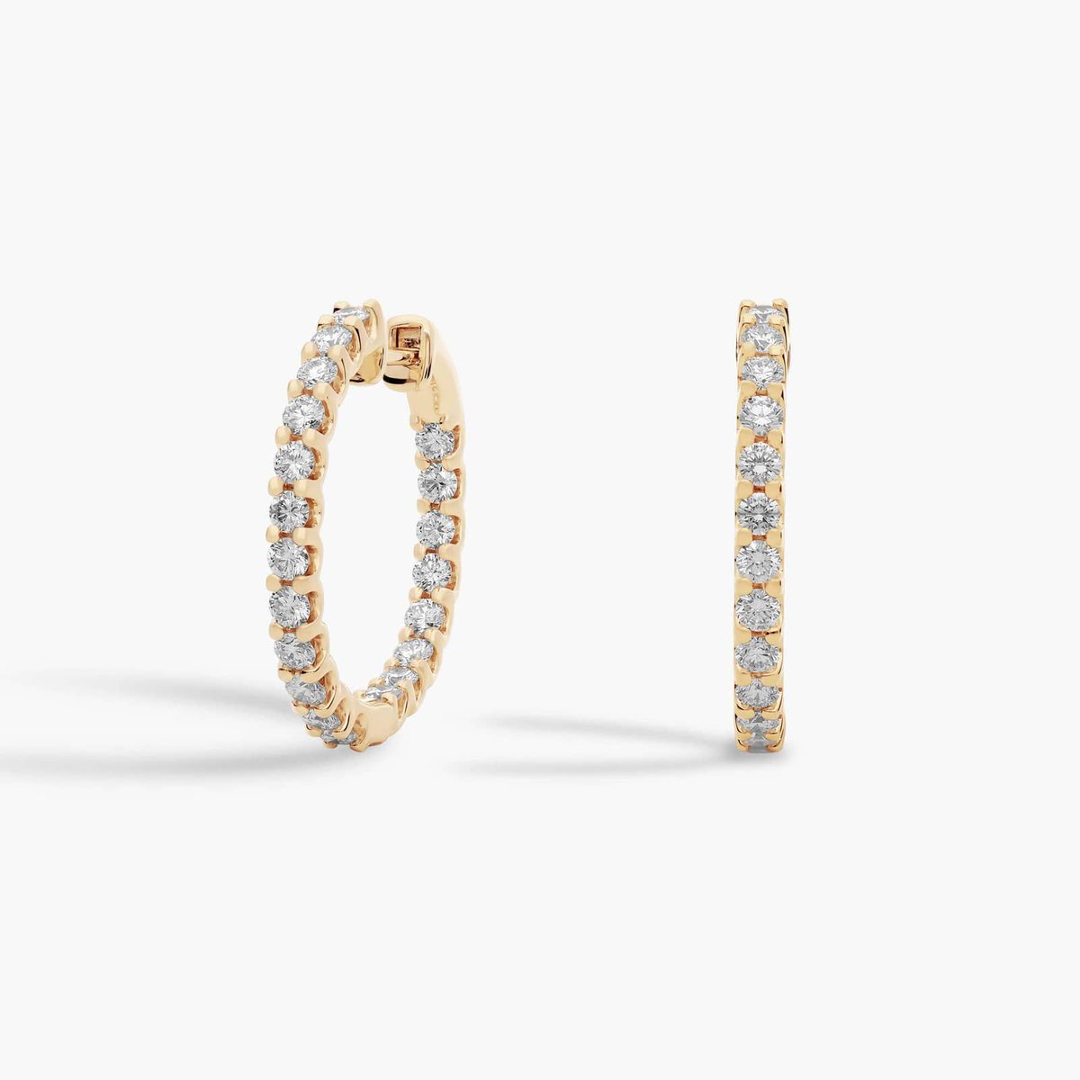CaraveParis's tweet image. Timeless sparkle, perfect balance.
Round diamonds set in polished yellow gold hoops that feel elegant without trying too hard.#CaraveParis
#DiamondHoops
#FineJewellery
#EverydayElegance