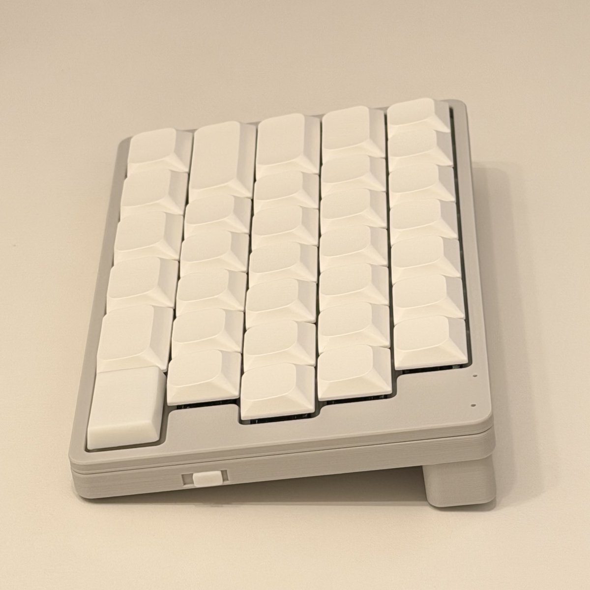 mera_psd's tweet photo. #MeramiZero 完全無線分割キーボードだいぶ形になってきた!
✅分割キーボード
✅ZMKファームウェア
✅完全無線
✅矢印キーあり
✅分割スペースキー
✅単4電池駆動 https://t.co/AryYUIMpZF
