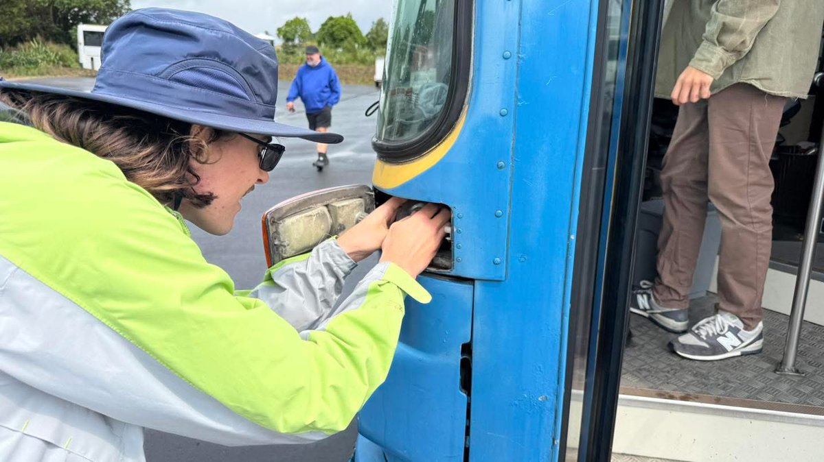 ARAHeritageBus's tweet photo. Inside this edition of the #WeekendWrap it’s all things #2034 and birds for some reason. 

Our volunteers worked diligently to prepare #2034 for its departure from Coachways by checking the oil and water, installing a few replacement parts in the dash and preparing log books. https://t.co/8dDmo6u6c3