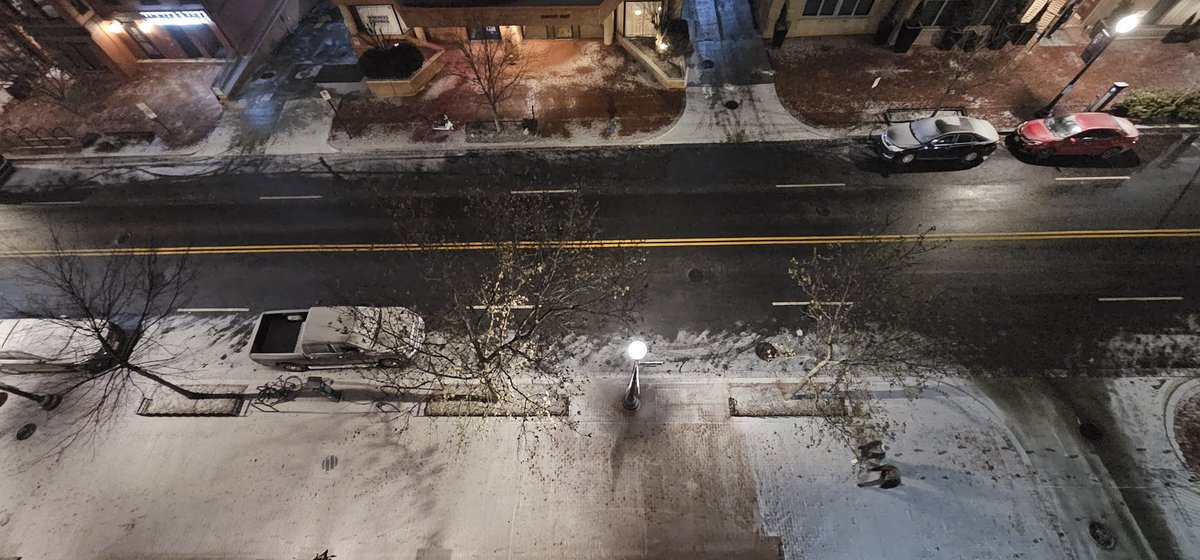 CapitalJeff's tweet photo. 12:45am #SnowDoom is sticking in #DupontCircle #dcwx https://t.co/ZseQG0wxm4