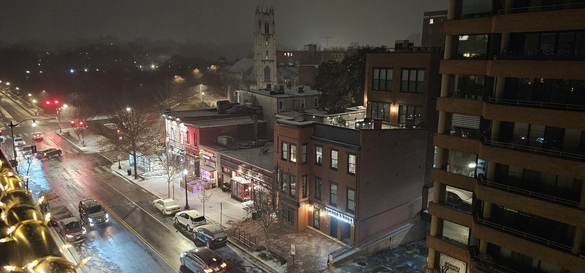 CapitalJeff's tweet photo. 12:45am #SnowDoom is sticking in #DupontCircle #dcwx https://t.co/ZseQG0wxm4