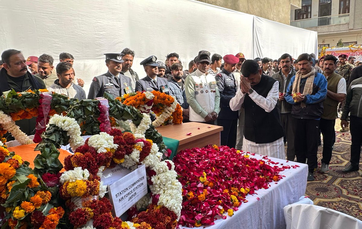 SharwanBagdiBjp's tweet photo. 📍 गोकुलपुरा (जयपुर)  

आज गोकुलपुरा पहुंचकर भारतीय वायुसेना के अमर शहीद, गरुड़ कमांडो विकास नरूका जी (भैसावता) को भावपूर्ण श्रद्धांजलि अर्पित की।

मातृभूमि की रक्षा के लिए उन्होंने अपना सर्वस्व न्योछावर कर दिया। उनका यह सर्वोच्च बलिदान राष्ट्र कभी नहीं भूलेगा और आने वाली पीढ़ियों को देशसेवा की प्रेरणा देता रहेगा।