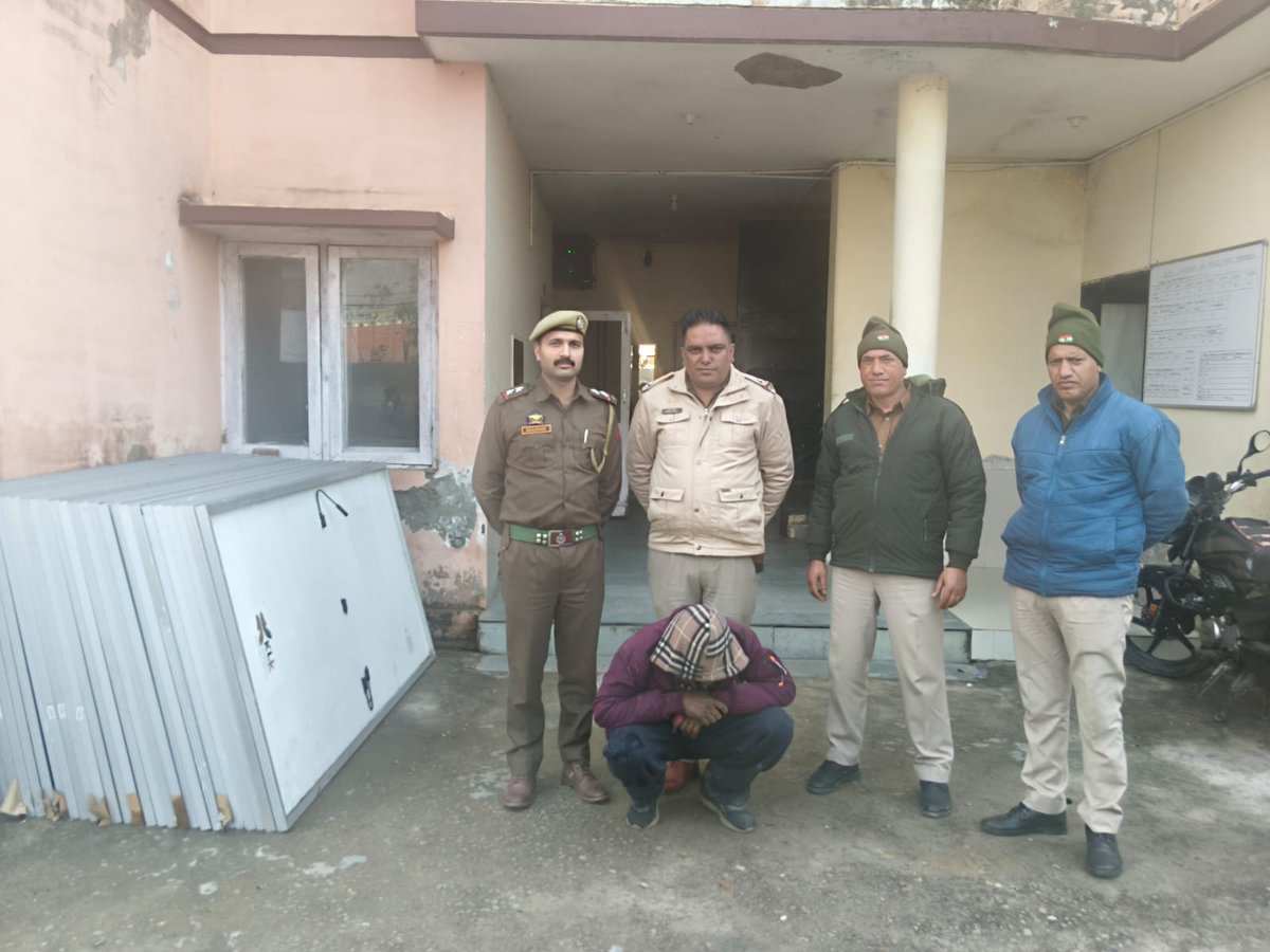 SpNurpur's tweet photo. नूरपुर पुलिस ने चोरी के मामले में आरोपी युसफ कुमार को 24 घंटे में गिरफ्तार किया है। वह मरहीन, कठुआ (J&amp;K) से पकड़ा गया। आरोपी ने इंडस टावर लिमिटेड, बरण्डा से 10 बैटरी सेल चोरी की थी। पुलिस ने तकनीकी जांच के आधार पर कार्रवाई की। https://t.co/DsS5oNDnus