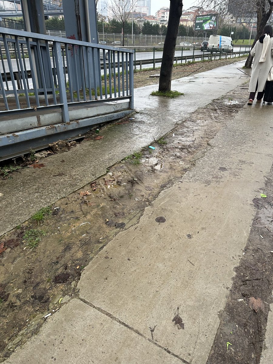 onurbsn's tweet photo. @kadikoybelediye Merhaba, Ünalan metro Fikirtepe tarafı üst geçit girişi ve metro girişindeki kaldırımlar yürünmez halde. Valizlerle metroya gitmek imkansız. Engelli insanları düşünemiyorum bile, onları hayattan engelliyorsunuz. Lütfen bu kaldırımların onarılmasını rica ederim. https://t.co/cYLbScGV6e