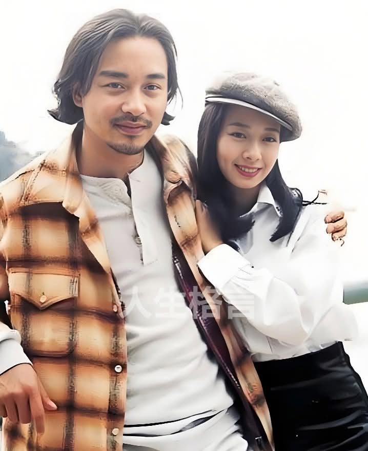 yibingsg's tweet image. 2003年，张国荣离世前，曾约见前女友毛舜筠。他关切地问：“你现在钱够花吗？”
毛舜筠愣了一下，随即笑着回应：“你神经啦，别操心我的事。”
张国荣只是淡淡一笑。多年之后，毛舜筠却为这段对话悔恨不已。
张国荣曾说过：“如果你当年肯嫁给我，也许能改变我一生。”
毛舜筠是他唯一公开承认过的女友。…