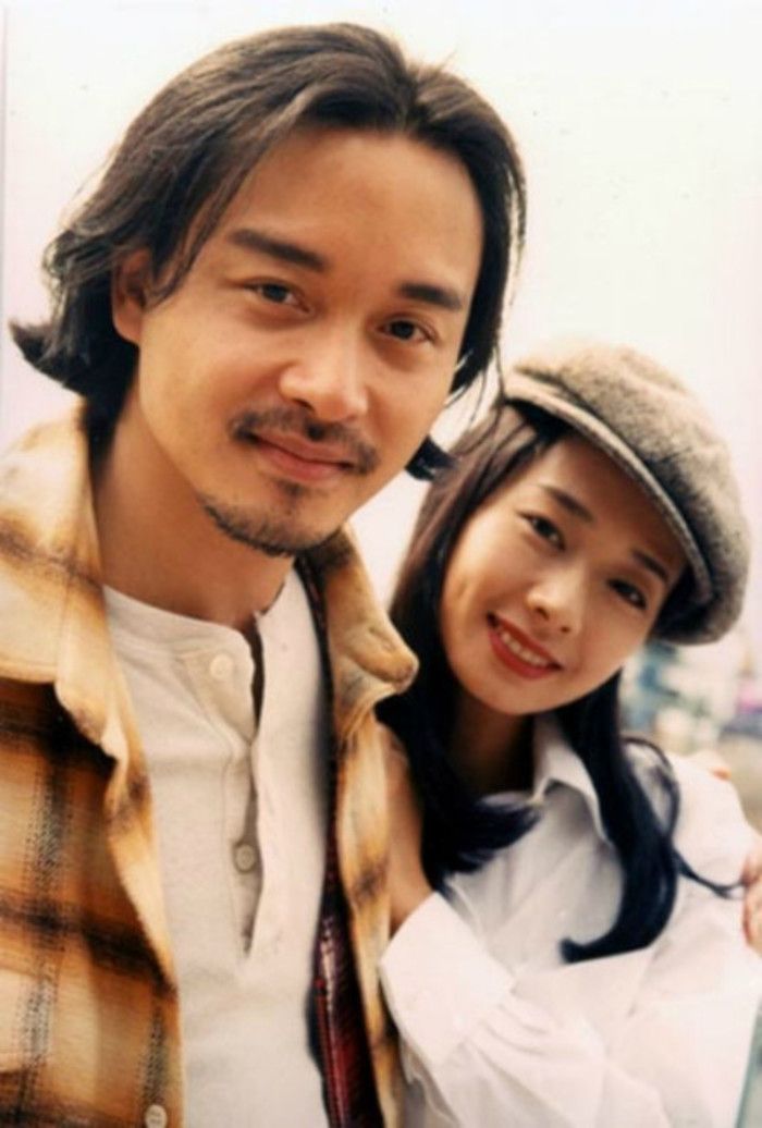 yibingsg's tweet image. 2003年，张国荣离世前，曾约见前女友毛舜筠。他关切地问：“你现在钱够花吗？”
毛舜筠愣了一下，随即笑着回应：“你神经啦，别操心我的事。”
张国荣只是淡淡一笑。多年之后，毛舜筠却为这段对话悔恨不已。
张国荣曾说过：“如果你当年肯嫁给我，也许能改变我一生。”
毛舜筠是他唯一公开承认过的女友。…