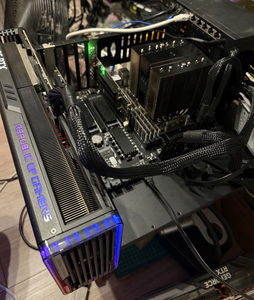 kantaro39's tweet image. 中華マザーで組んでみた。
EPYC24コア48スレッド256GB 8TB SSD

#H12D-8D