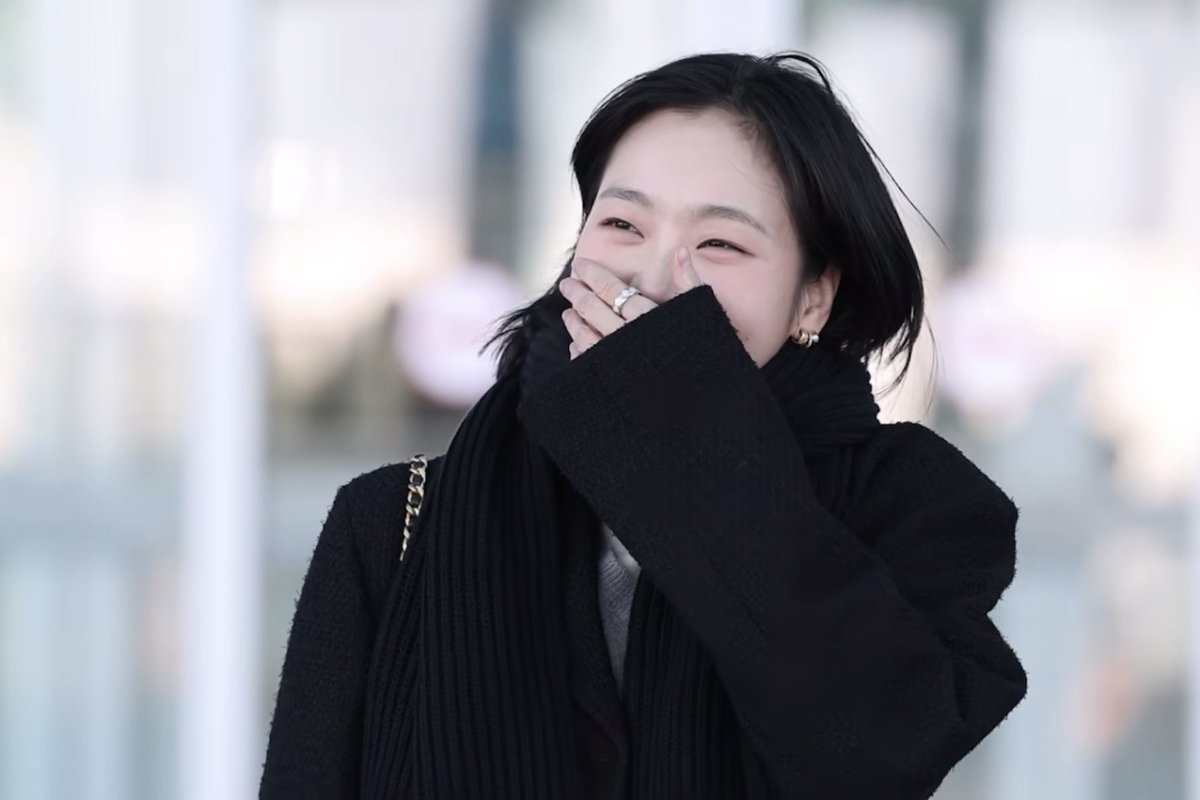 김고은, 비행기 타라니까 화보 찍는 중