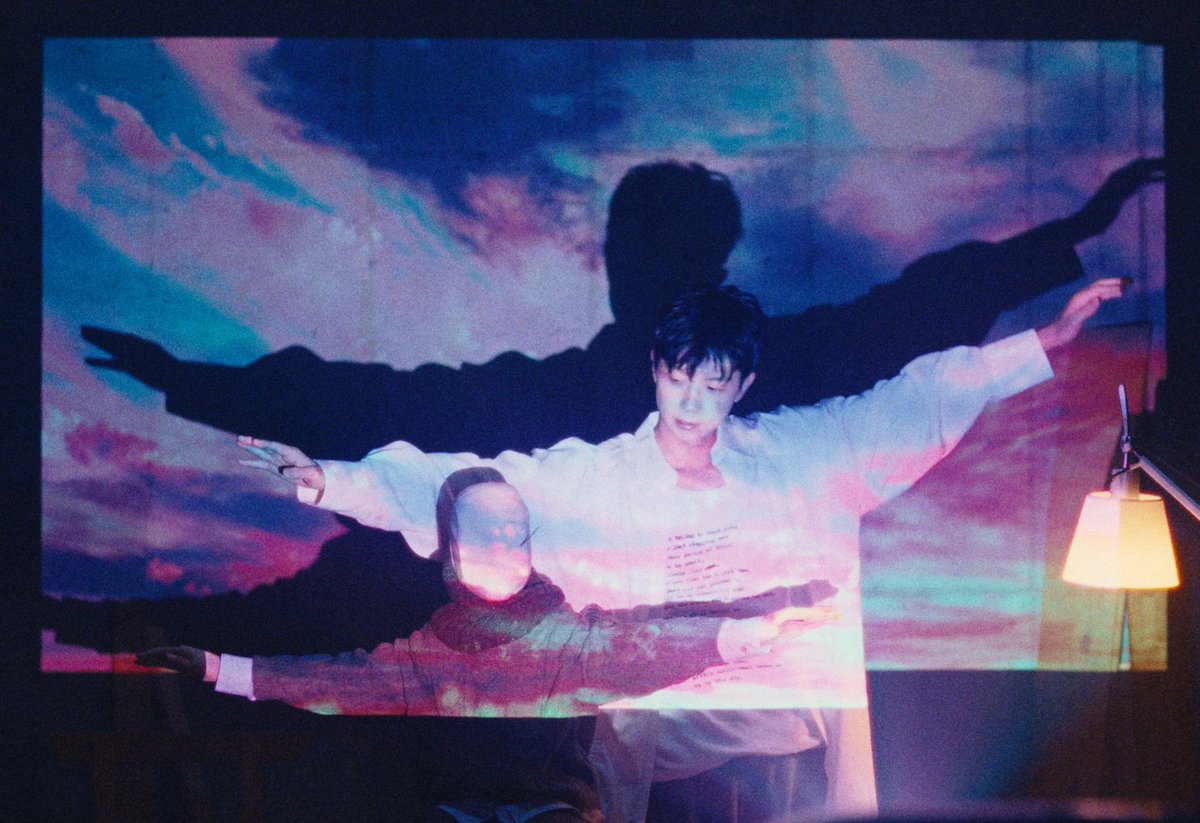 알다가도 모르는 것의 그의 매력이라서 장마성이라는 별명이 있는 장우영...하지만 그의 팬송에 있는 결코 가볍지 않은 가사의 무게에  찡한 감동의 마음을 안고 그의 길을 작은 촛불로나마 비추어 볼까 합니다..