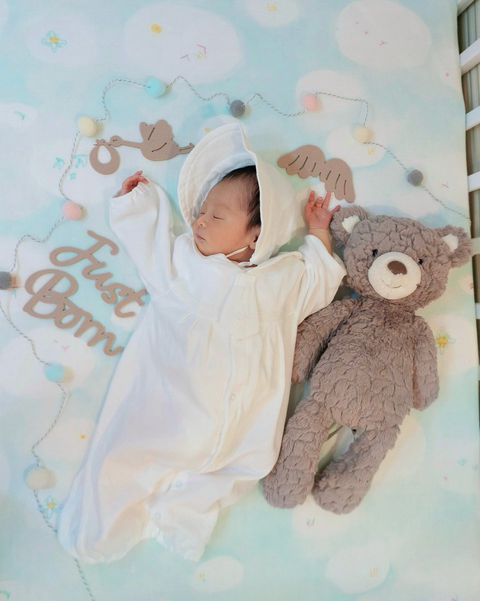 nonoko_sum's tweet photo. 2025年6月10日に第一子となる男の子を出産しました👶🏻🩵

ニューボーンフォトは生後5日目で自宅のベビーベッドにて
メリーマイヤーのファーストトイと共に📸
※窒息事故防止の為、ぬいぐるみは撮影時のみベッドに置きました https://t.co/CsLJ1RJVIl