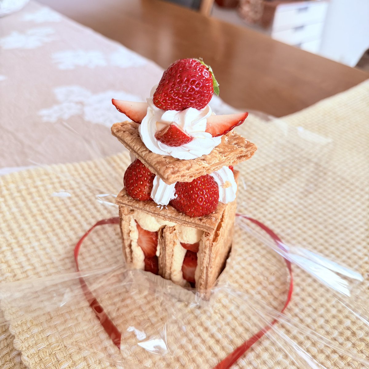 実家寄る前に目当てのイチゴサンド買いに行ったらこれしか無かった😂どうやって食べよ😂