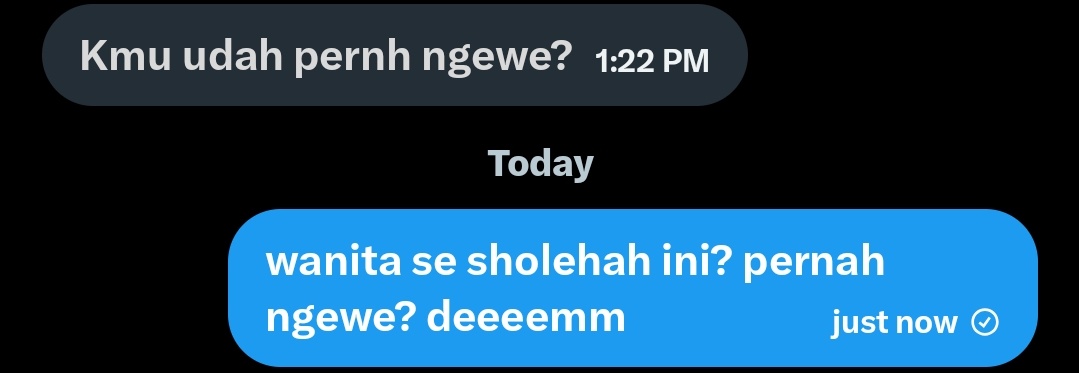 ipehoverhere's tweet image. dia nggak tau cara mainnya