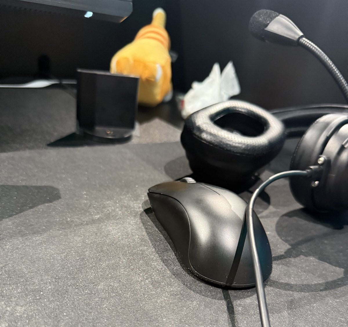 CS_village's tweet photo. 【話題】donkの新マウス、ZOWIEの未発表プロトタイプか⁉️🔥

サイドボタンなしの斬新デザインに注目が集まる👀

長年愛用してきたGPROからの乗り換えに謎のマウスの使い心地はどうなのかコミュニティで話題になっています‼️🫣

#CS2 #ZOWIE #donk https://t.co/xOhZhkqfJ8