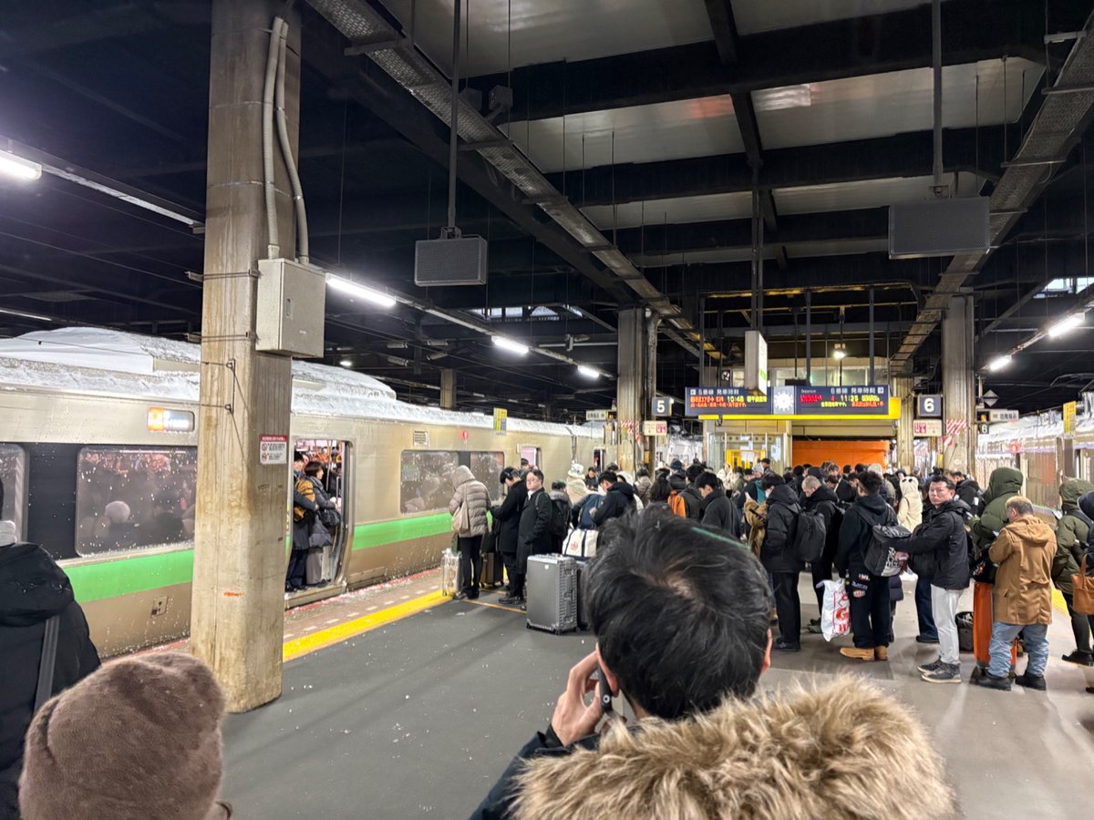 ko17966831's tweet photo. 札駅発のエアポートライナー新千歳空港駅行きもう15時なのに10時台の列車がまだ出発できない
こりゃ東京行けるかな？ https://t.co/Fh6mNLYc3B