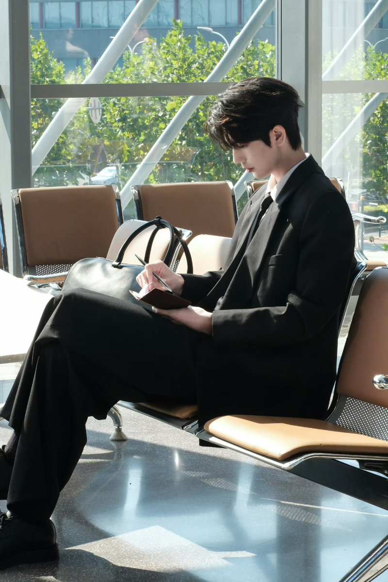 Linmghe's tweet image. I sat quietly, absorbed in the small book in my hands, not realizing that a camera was capturing the moment from afar. If you were holding a phone or a camera right now, would you also quietly take a photo? Because sometimes, without even noticing, I can appear so photogenic,…