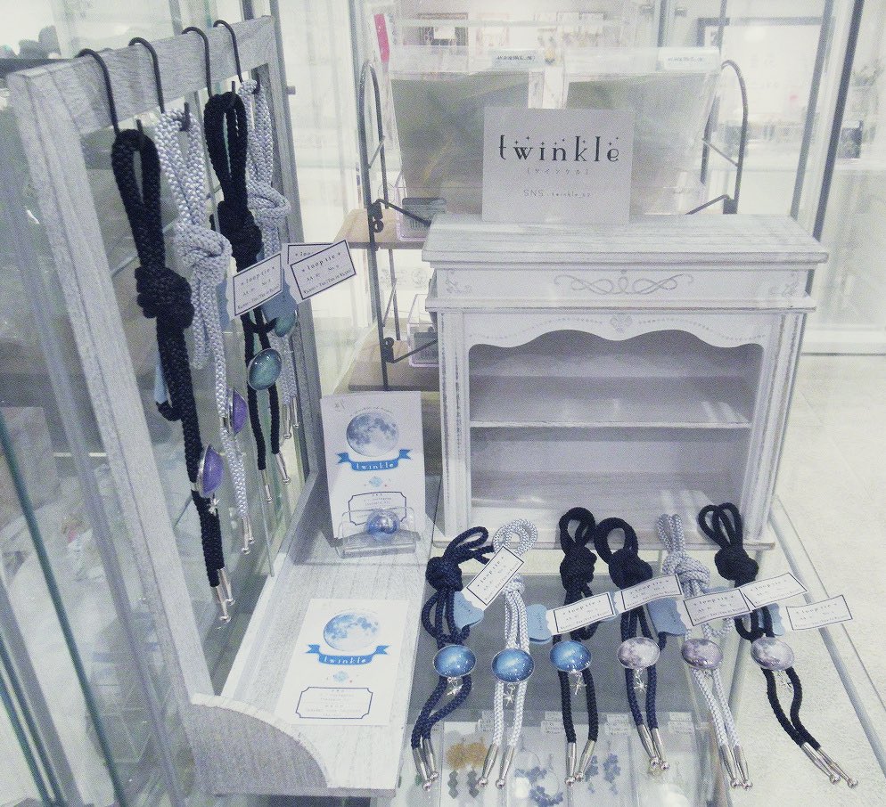 twinkle_42's tweet photo. 通販していただいてます
月・銀河のループタイ、ぜひご覧くださいませ⋆｡˚✩

https://t.co/Lm7rp2Z7V1

 #キャラメル_創作 https://t.co/L5WuRR6s2t
